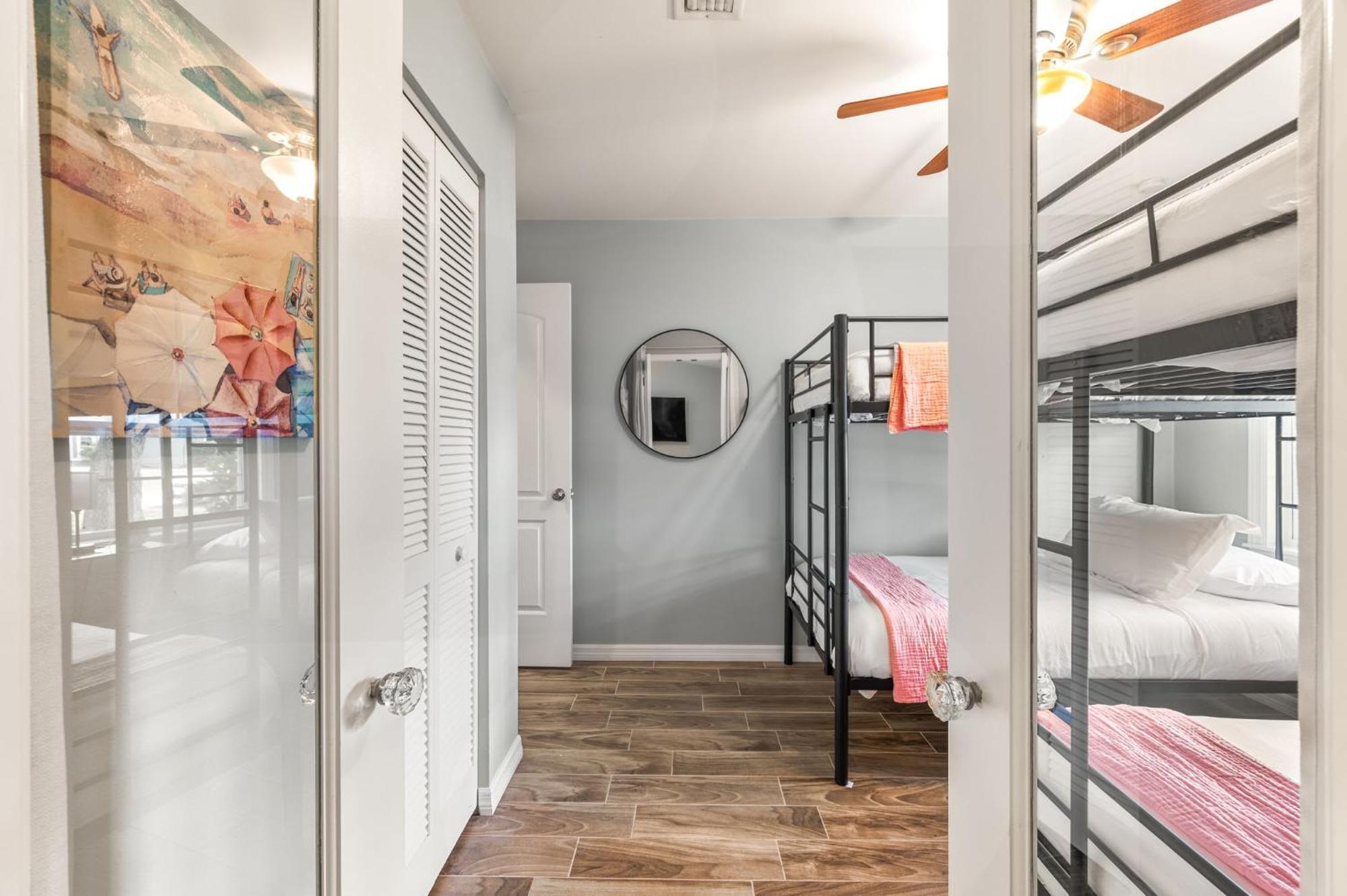 Sunny Retreat Near Downtown & Beaches Holiday home *