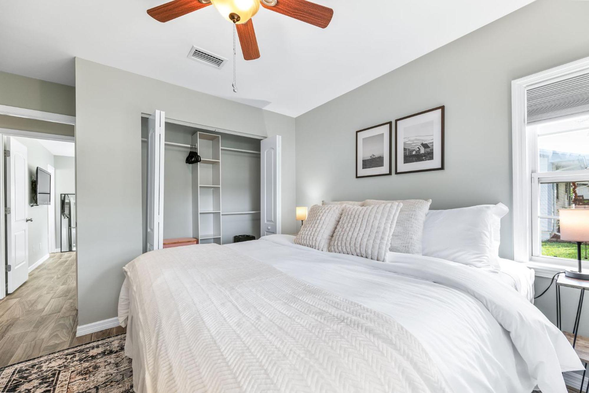 Holiday home Sunny Retreat Near Downtown & Beaches *