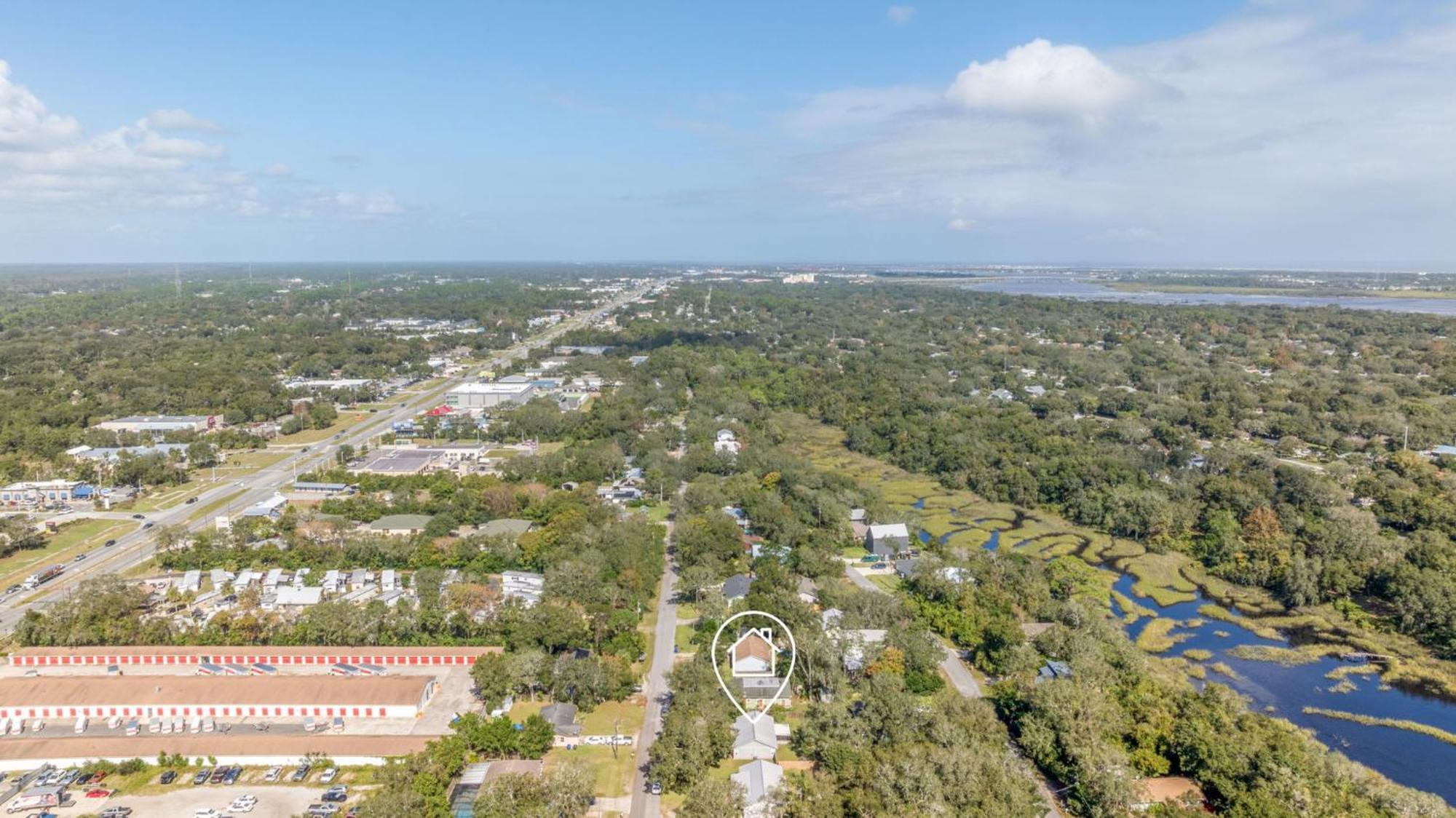 Sunny Retreat Near Downtown & Beaches Holiday home