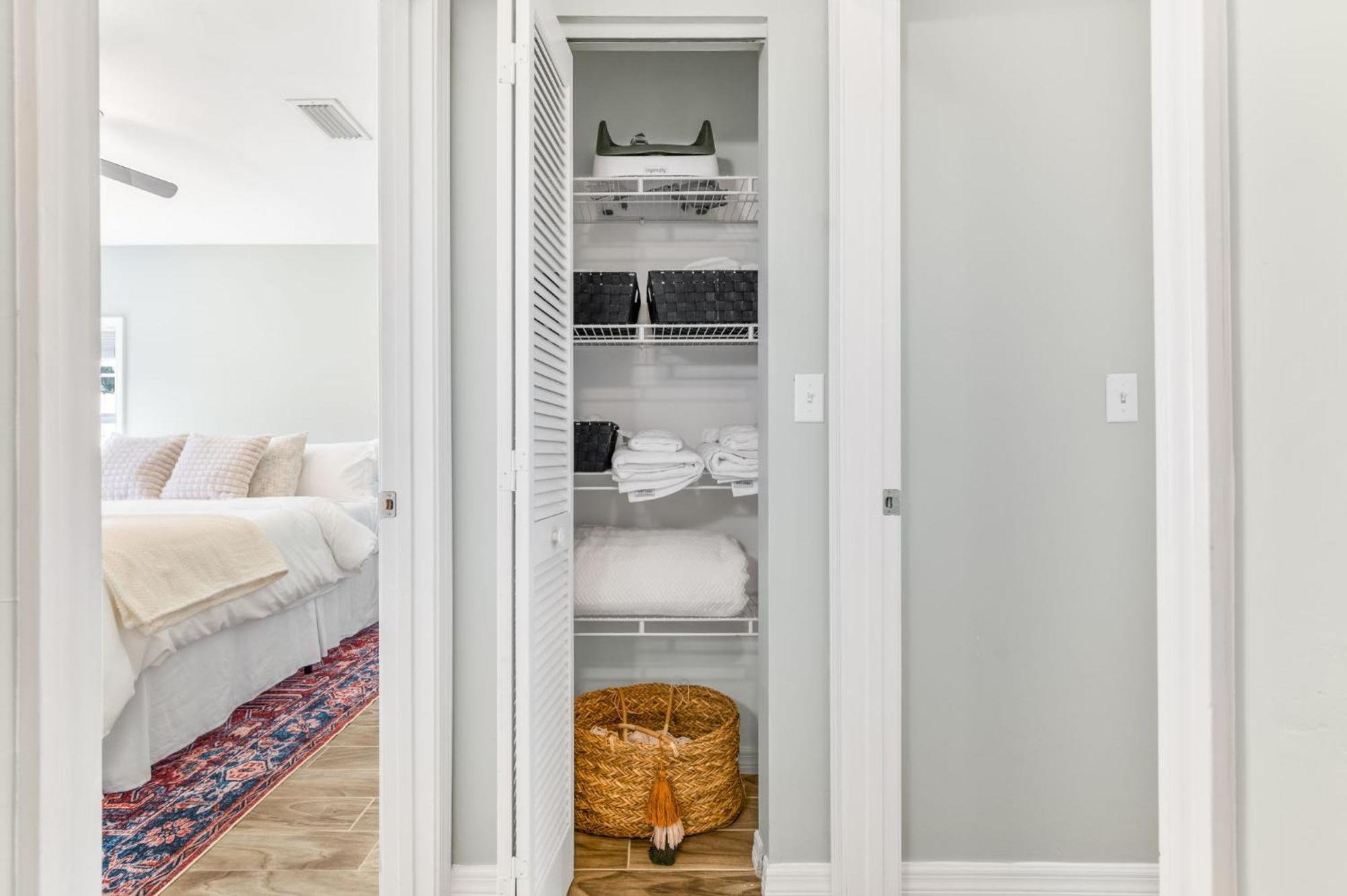 Sunny Retreat Near Downtown & Beaches Holiday home *