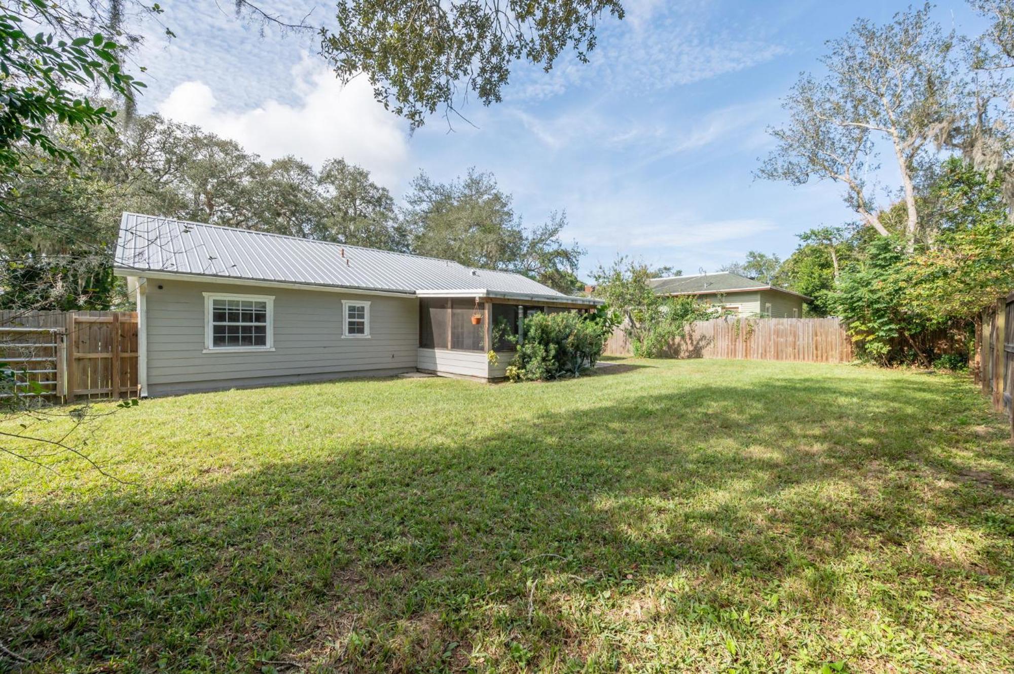Sunny Retreat Near Downtown & Beaches Holiday home *