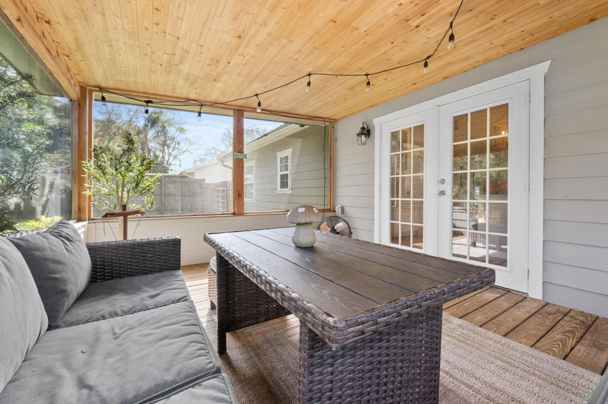 Holiday home Sunny Retreat Near Downtown & Beaches *