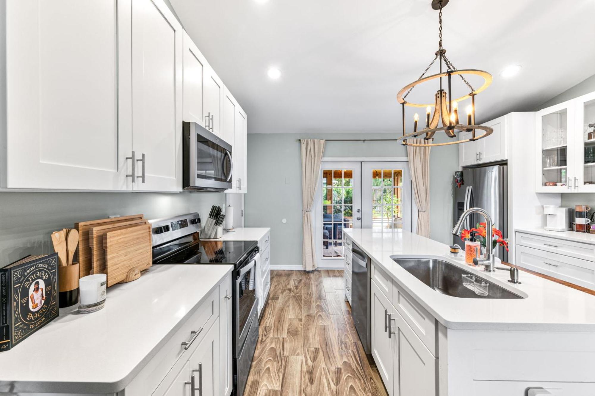 Sunny Retreat Near Downtown & Beaches *