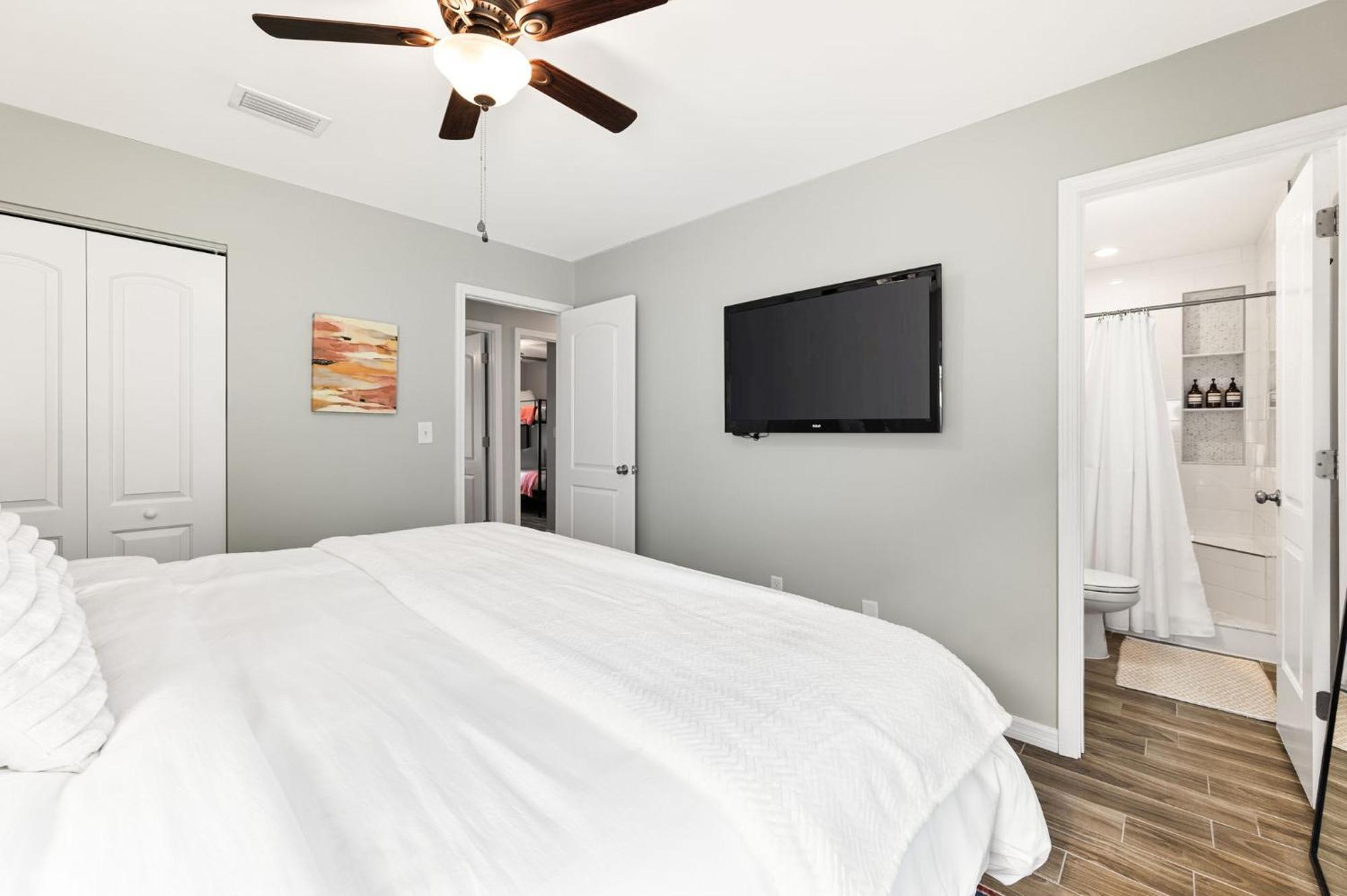 Sunny Retreat Near Downtown & Beaches *