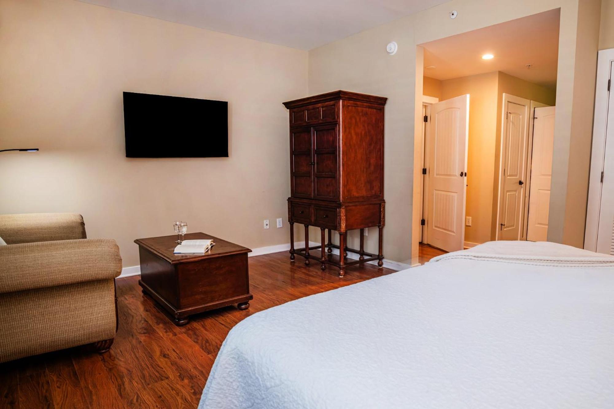 2 Bedroom Secluded Patio With Courtyard 5107p2 *
