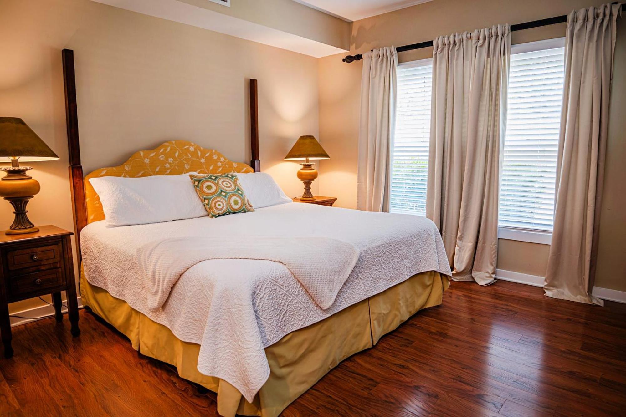 2 Bedroom Secluded Patio With Courtyard 5107p2 *