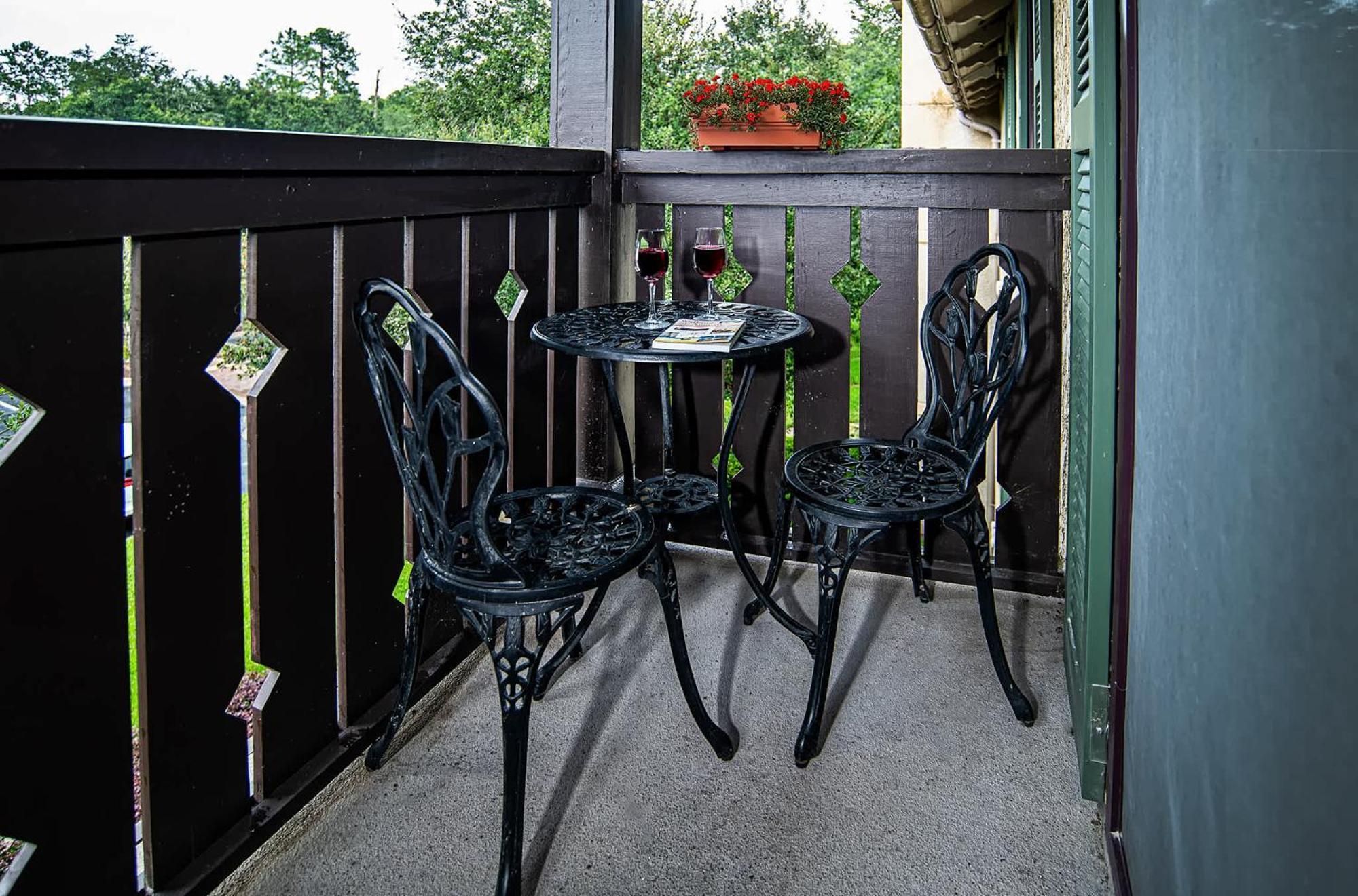 4310-1p Charmingly Chic For Entertaining Holiday home