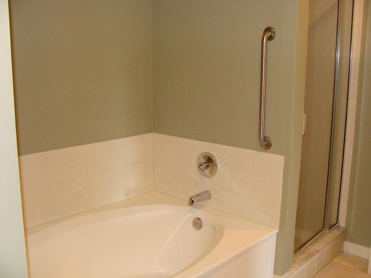 Living W Pool Courtyard & Hot Tub 6304r2