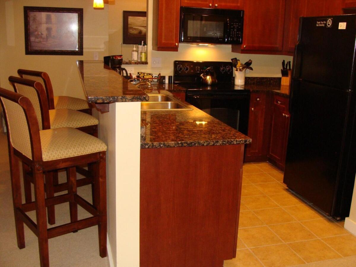 Living W Pool Courtyard & Hot Tub 6304r2