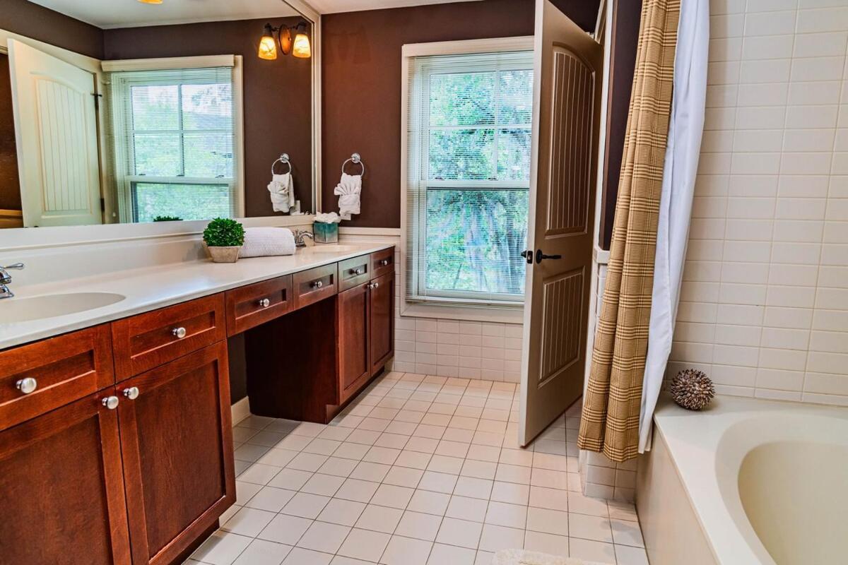Private Views Of Lagoon Pool & Preserve