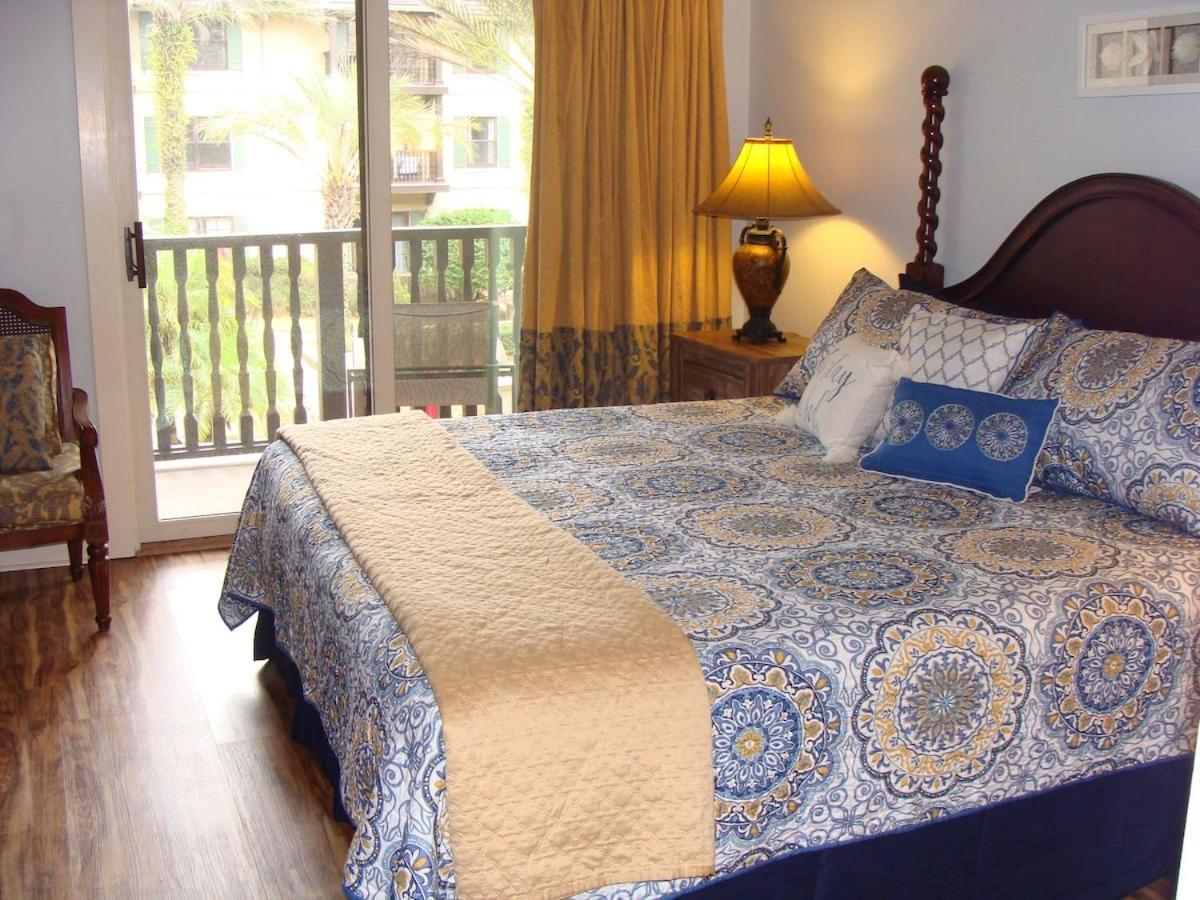 Splendid With Balcony View Of Pool 5220
