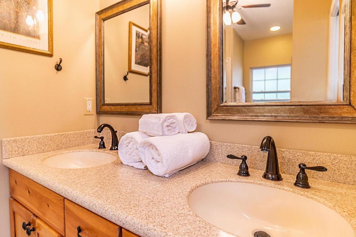 4-bdrm Pool House Paradise 1 Block To With Salt Water Pool And Hot Tub Holiday home *