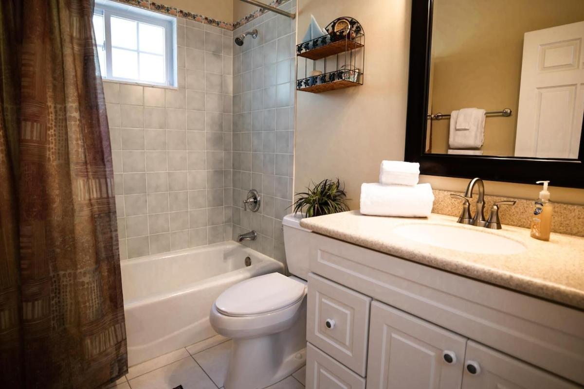 4-bdrm Pool House Paradise 1 Block To With Salt Water Pool And Hot Tub *