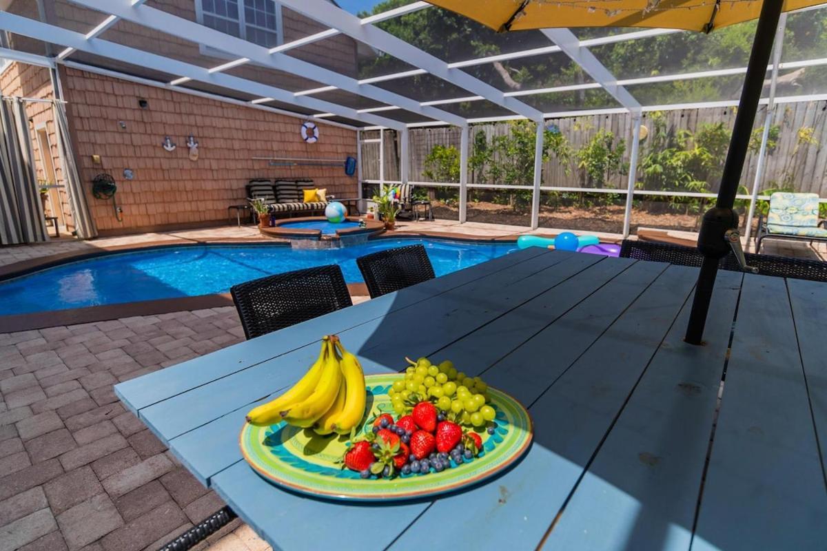4-bdrm Pool House Paradise 1 Block To With Salt Water Pool And Hot Tub Holiday home