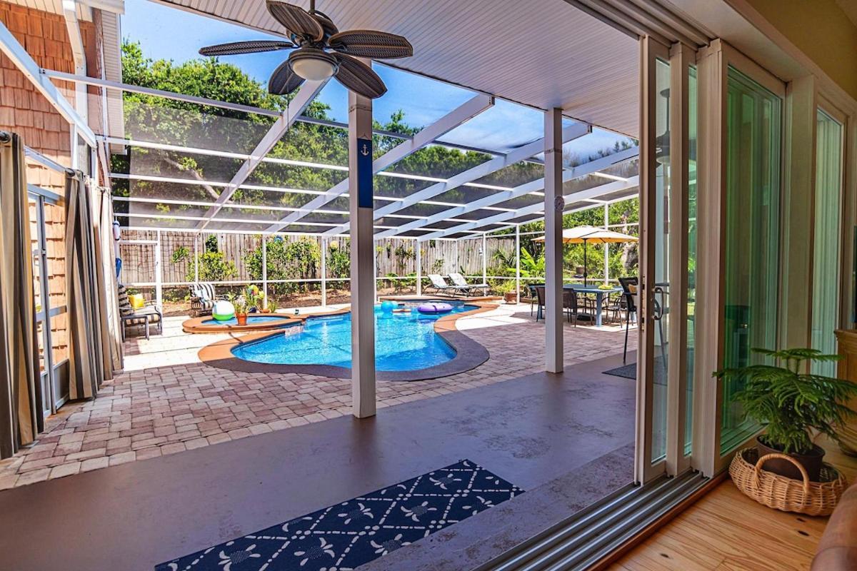 Holiday home 4-bdrm Pool House Paradise 1 Block To With Salt Water Pool And Hot Tub