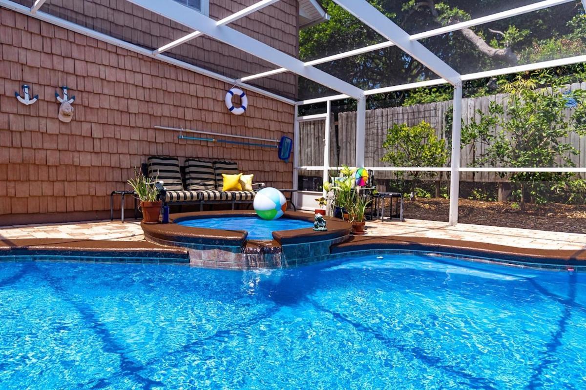 4-bdrm Pool House Paradise 1 Block To With Salt Water Pool And Hot Tub Holiday home *