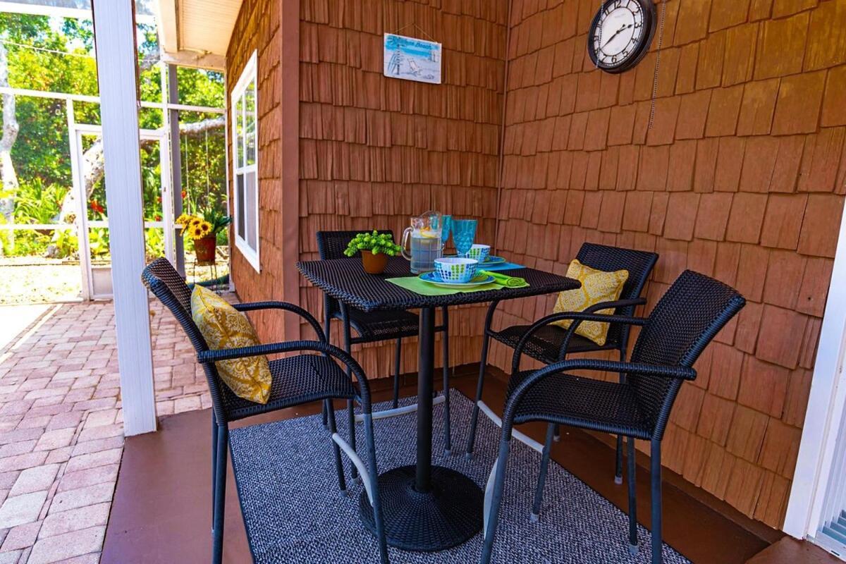 Holiday home 4-bdrm Pool House Paradise 1 Block To With Salt Water Pool And Hot Tub *