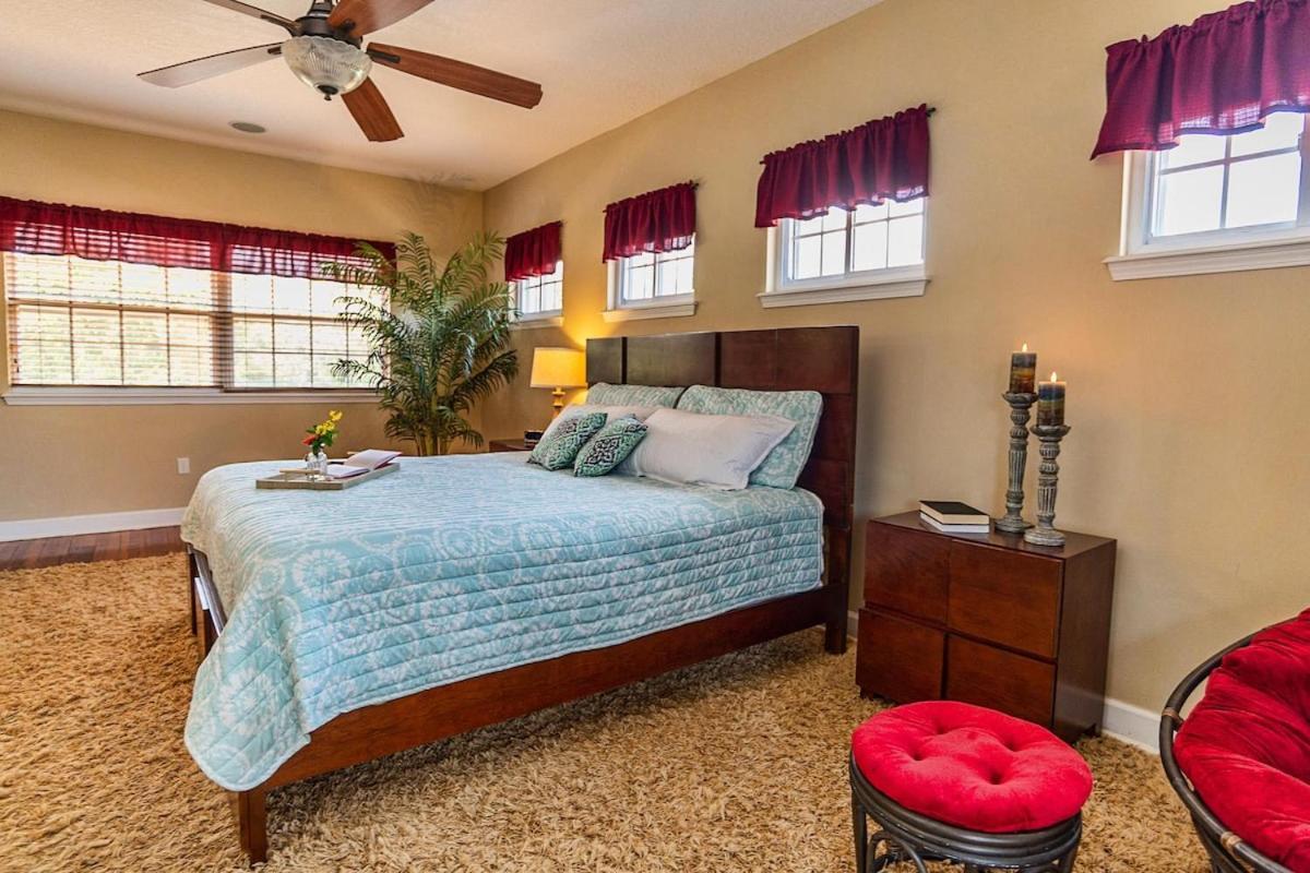 4-bdrm Pool House Paradise 1 Block To With Salt Water Pool And Hot Tub