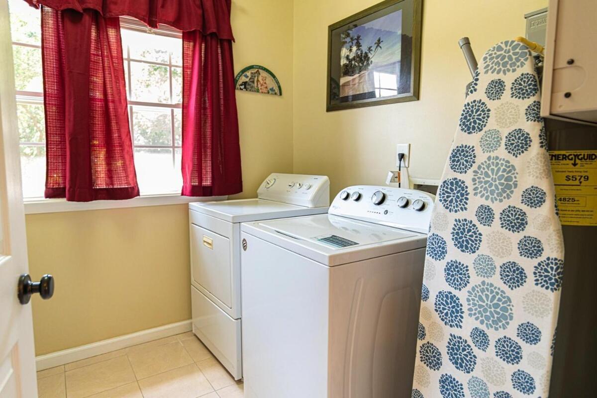 4-bdrm Pool House Paradise 1 Block To With Salt Water Pool And Hot Tub Holiday home