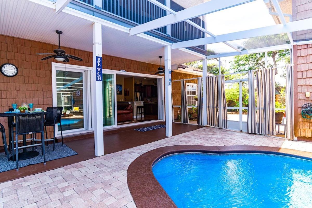 Holiday home 4-bdrm Pool House Paradise 1 Block To With Salt Water Pool And Hot Tub