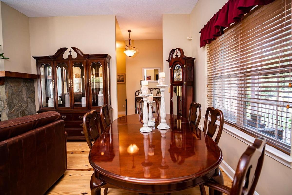 Holiday home 4-bdrm Pool House Paradise 1 Block To With Salt Water Pool And Hot Tub *