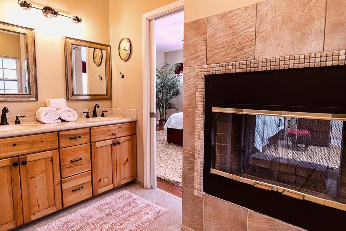 4-bdrm Pool House Paradise 1 Block To With Salt Water Pool And Hot Tub Holiday home St. Augustine