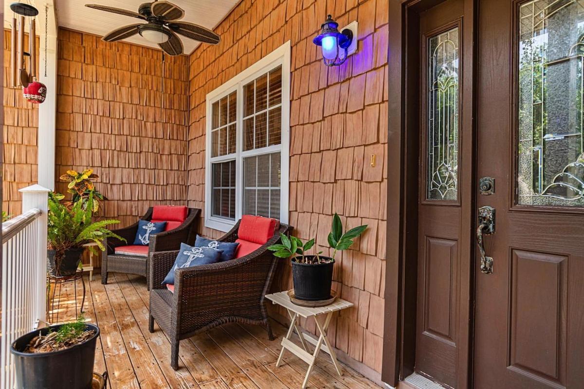 4-bdrm Pool House Paradise 1 Block To With Salt Water Pool And Hot Tub Holiday home *