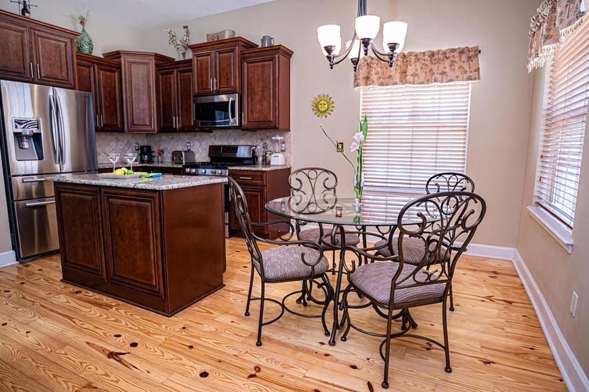 4-bdrm Pool House Paradise 1 Block To With Salt Water Pool And Hot Tub Holiday home St. Augustine