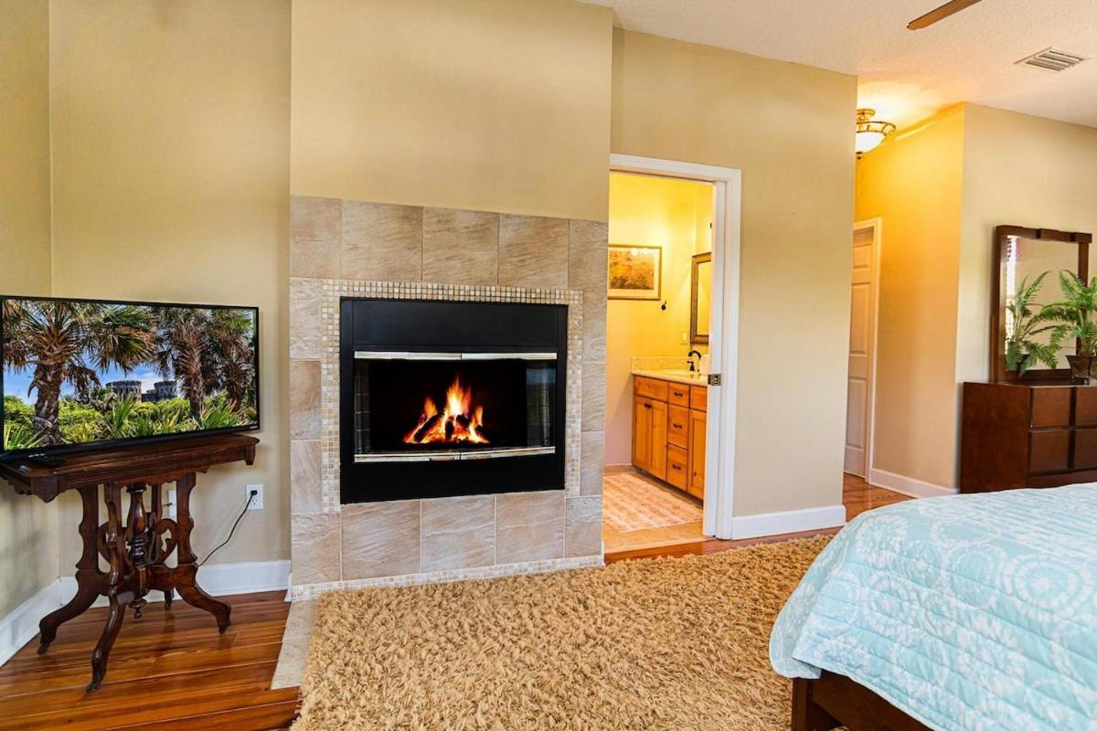 4-bdrm Pool House Paradise 1 Block To With Salt Water Pool And Hot Tub