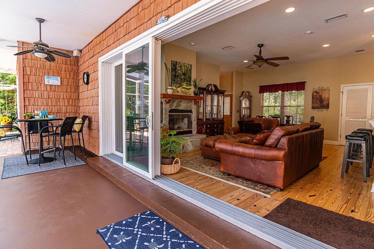 4-bdrm Pool House Paradise 1 Block To With Salt Water Pool And Hot Tub Holiday home