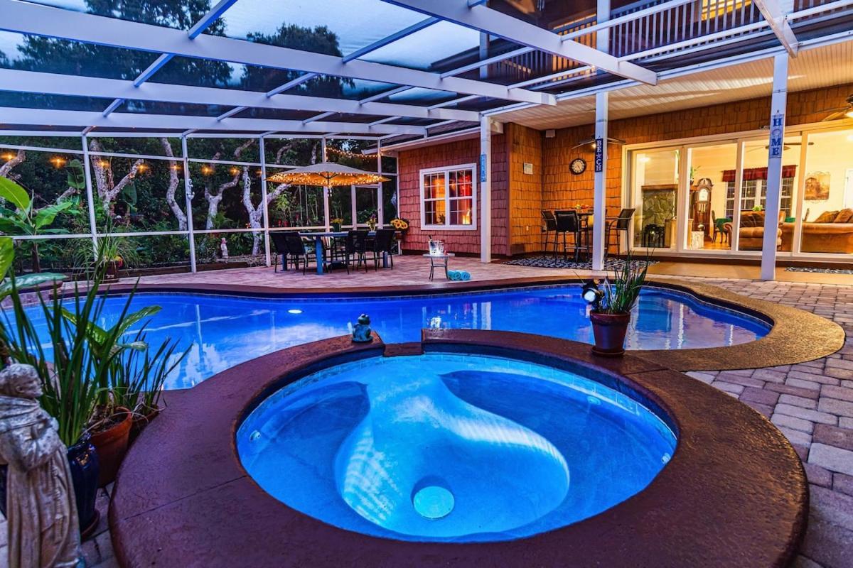 4-bdrm Pool House Paradise 1 Block To With Salt Water Pool And Hot Tub Holiday home *