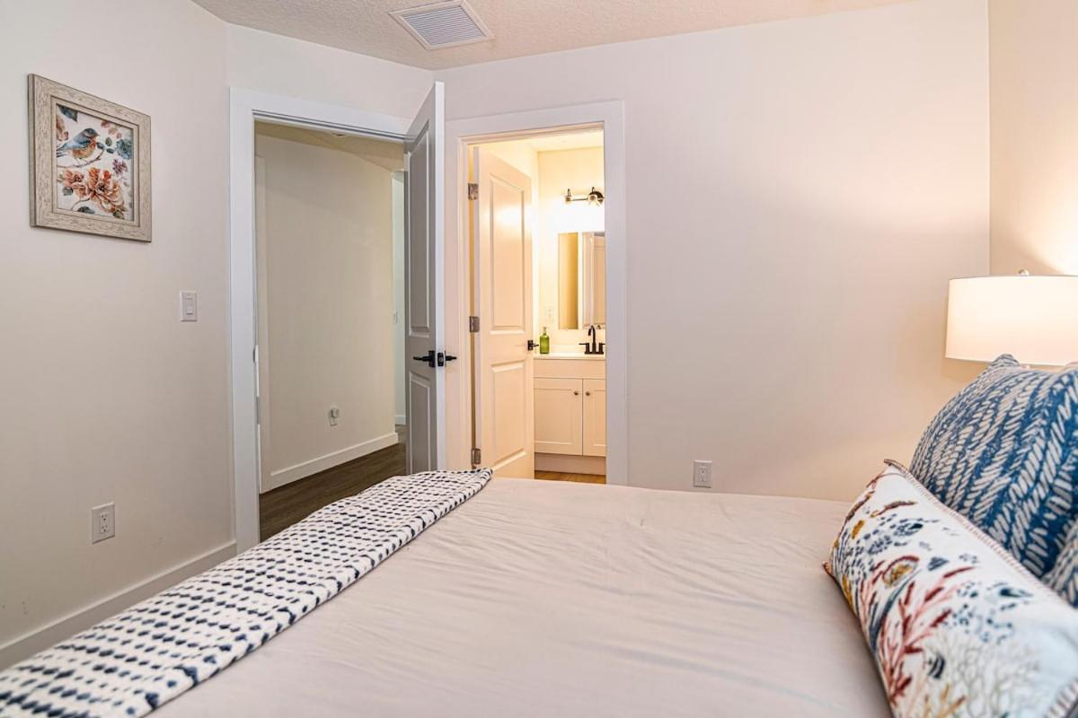 New In Quiet Community Near Historic Holiday home