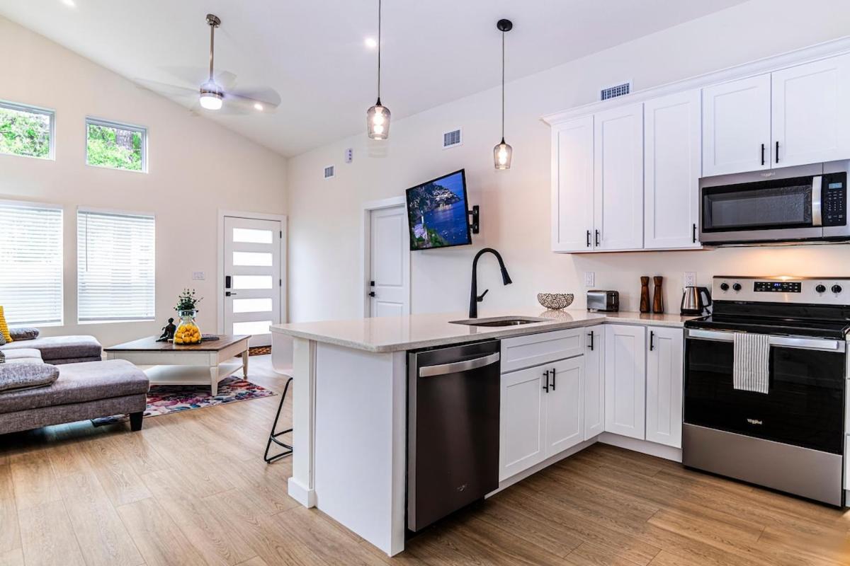 New In Quiet Community Near Historic Holiday home *