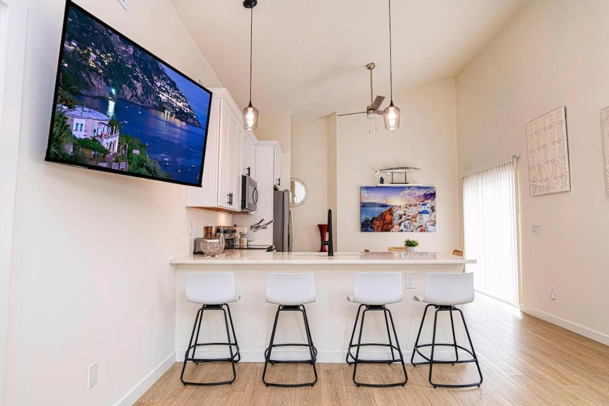New In Quiet Community Near Historic Holiday home