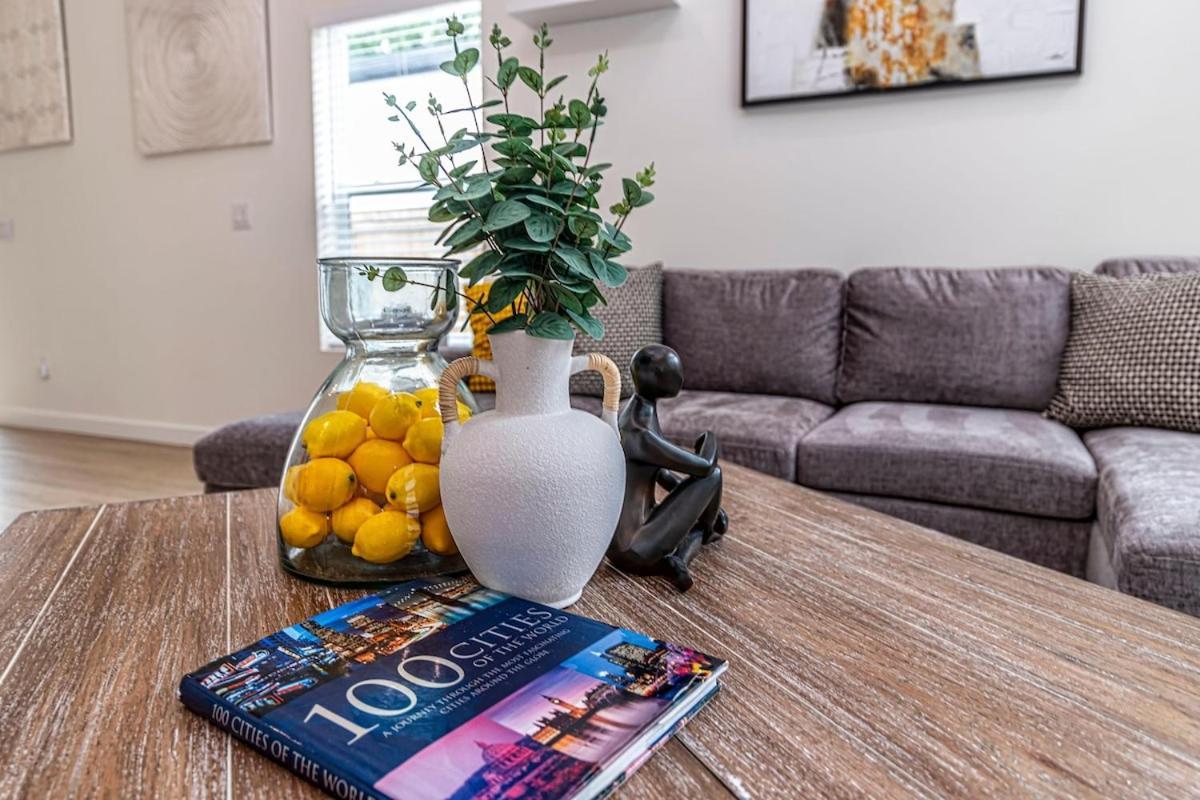 New In Quiet Community Near Historic Holiday home *