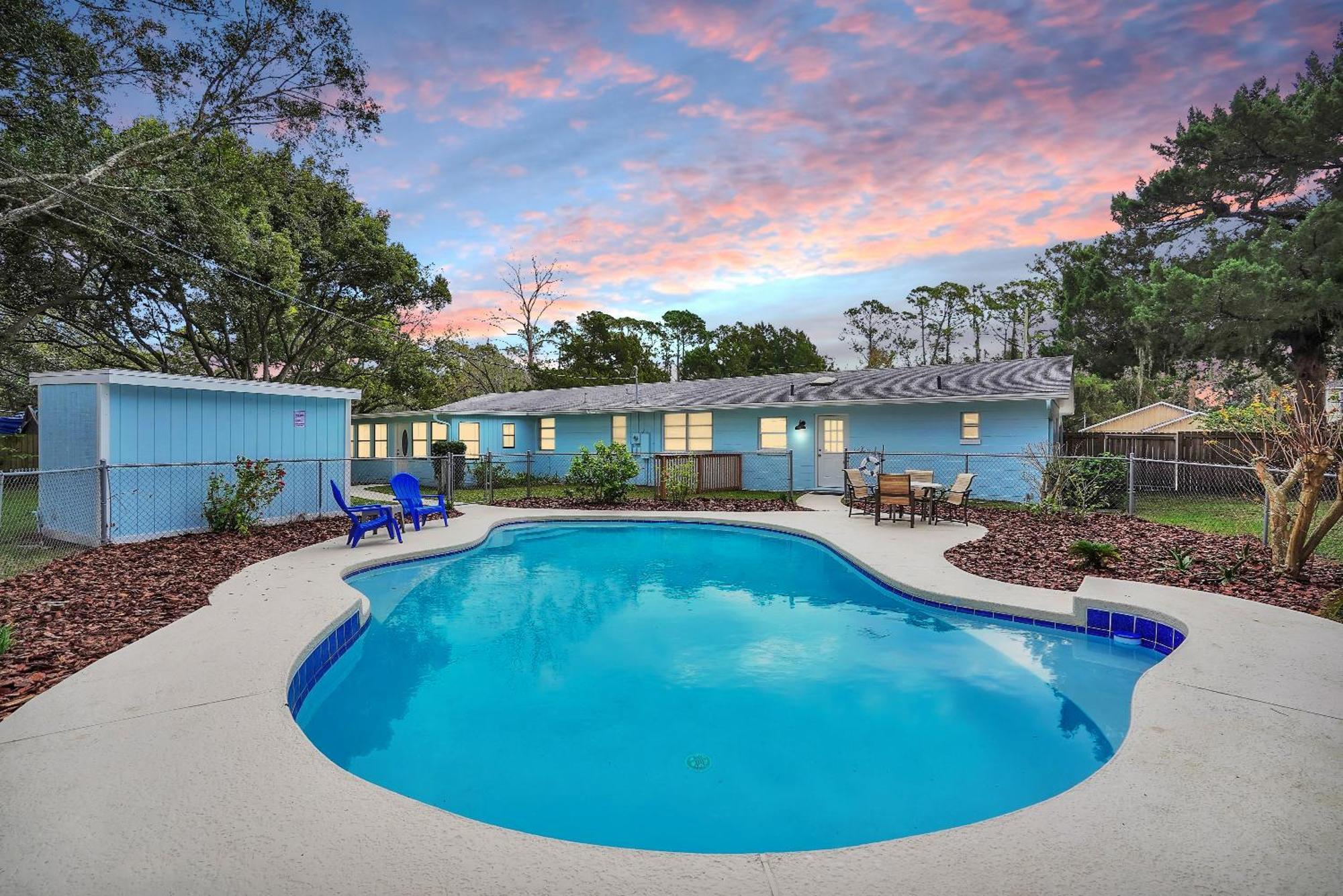 Holiday home Eternal Summer With Pool Sleeps 9 Guests