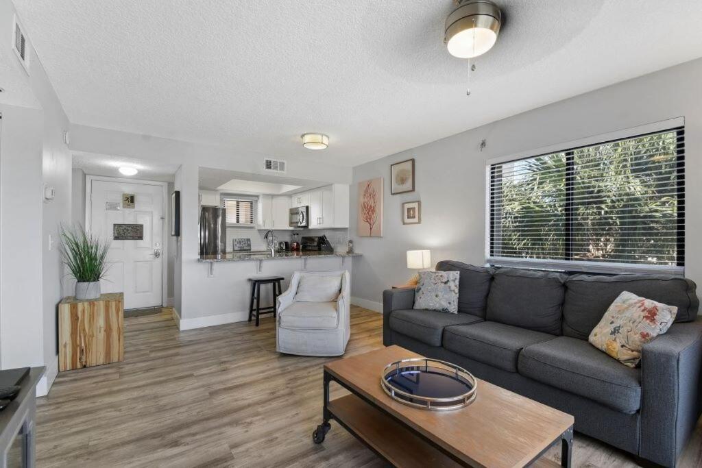 Apartment Oceanside Complex M33 1 Bed 1 Bath Heated Pool