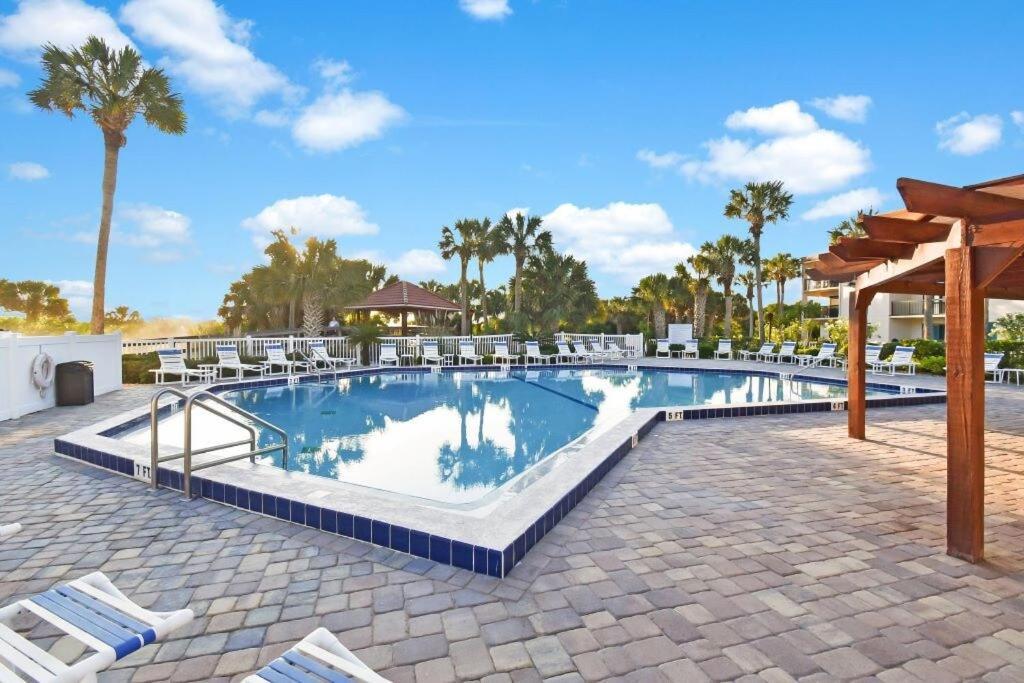 Oceanside Complex M33 1 Bed 1 Bath Heated Pool Apartment *
