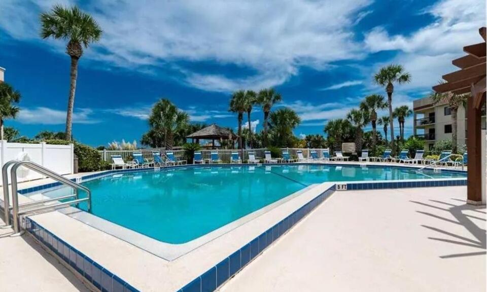Oceanside Complex M33 1 Bed 1 Bath Heated Pool Apartment *