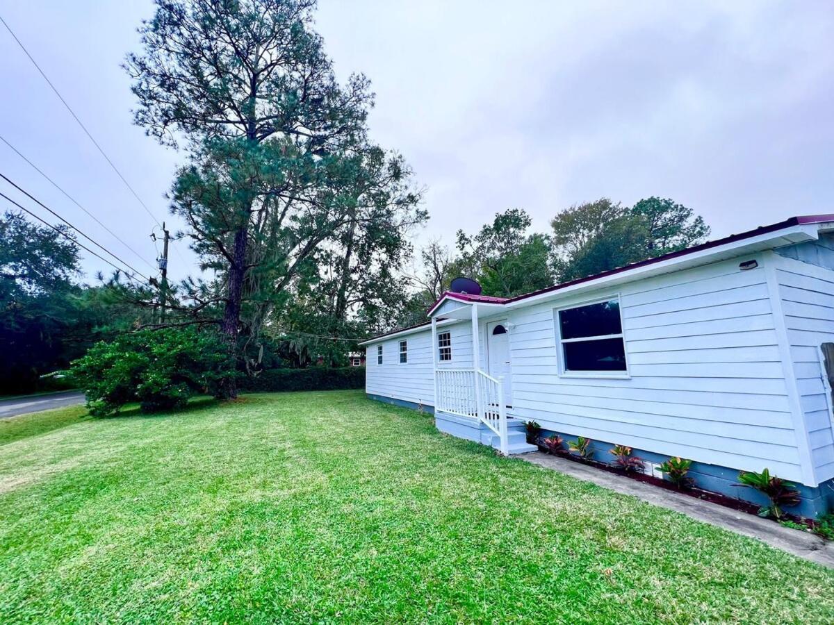 St Augustine 3 Bdr Petfriendly Fully Fenced Backyard *