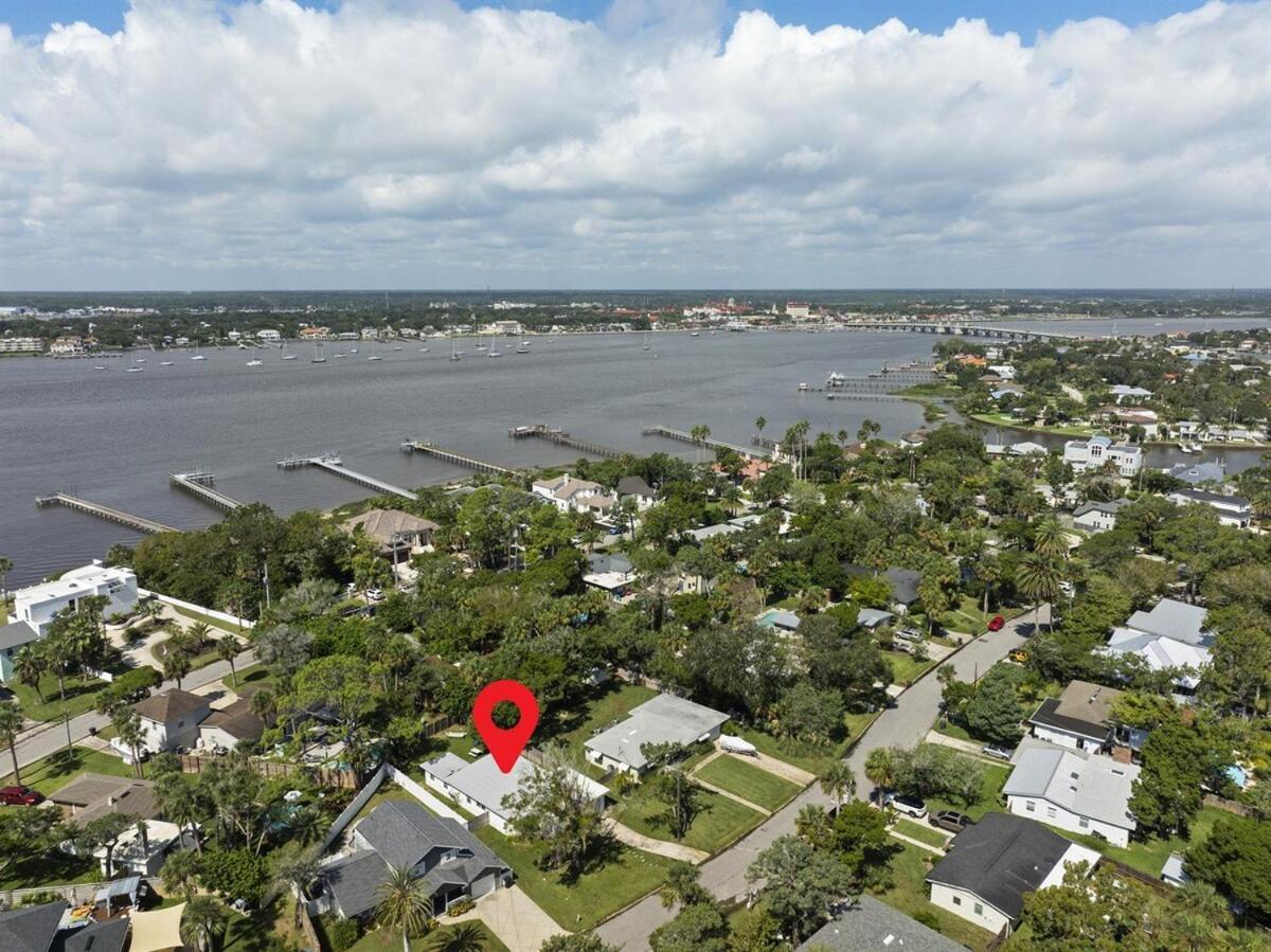 Island - Ideal Location!