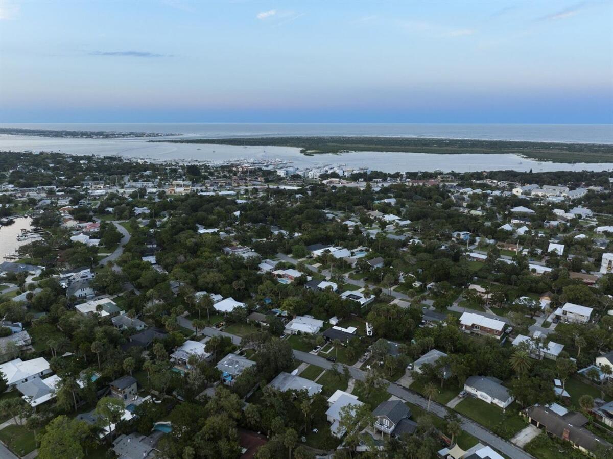 Island - Ideal Location!