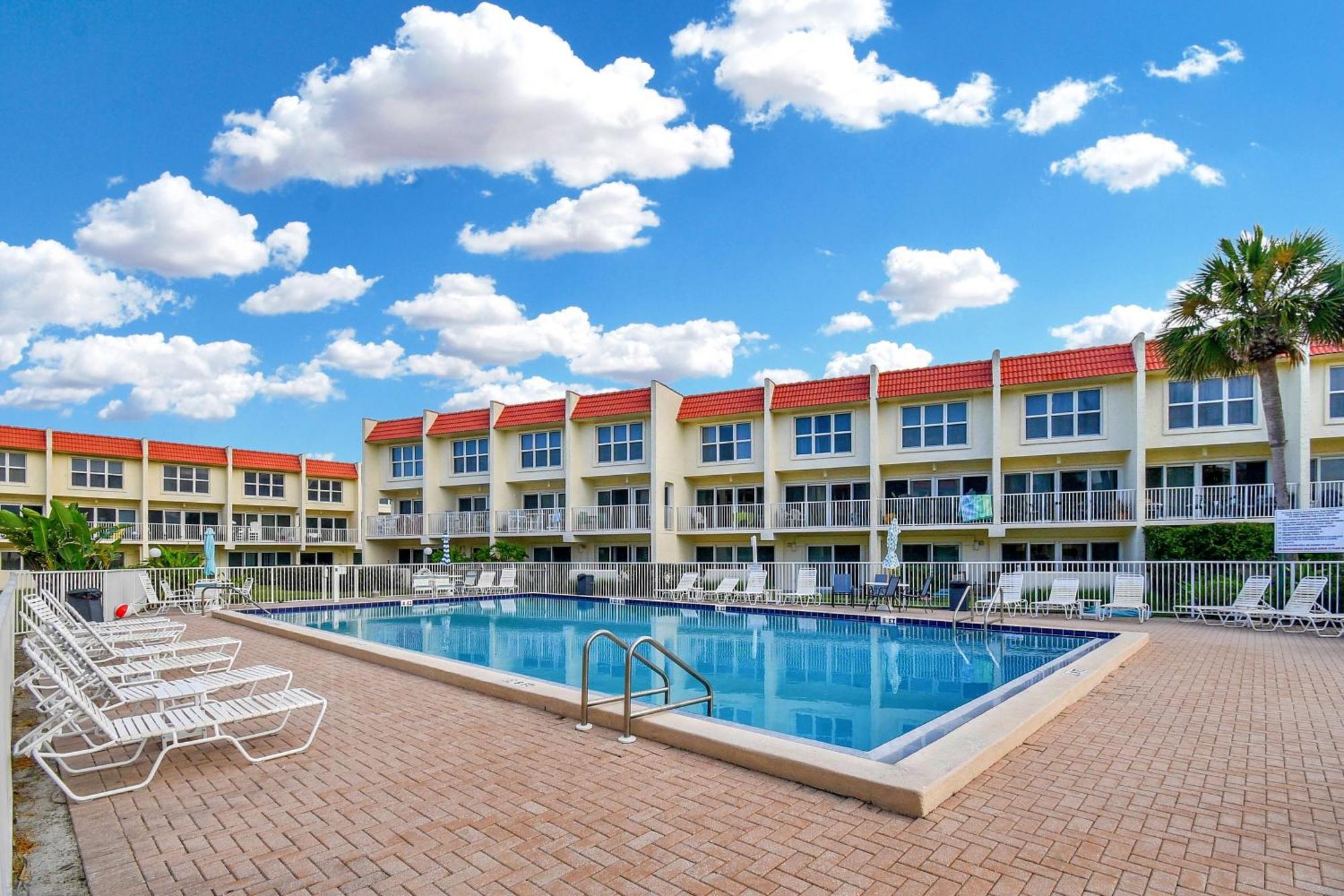 Ocean Front With Pool Ground Floor Apartment *