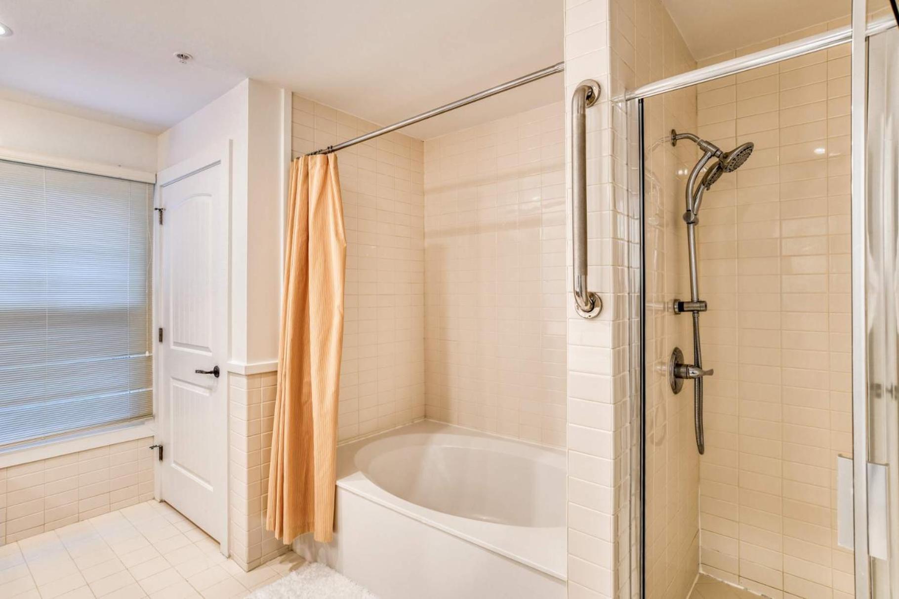 3 Bedroom Lagoon Front With Hard Surface Floors 5109p3
