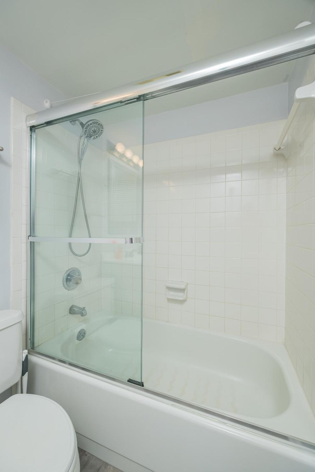 Modern Pools Hot Tubs Access Holiday home *
