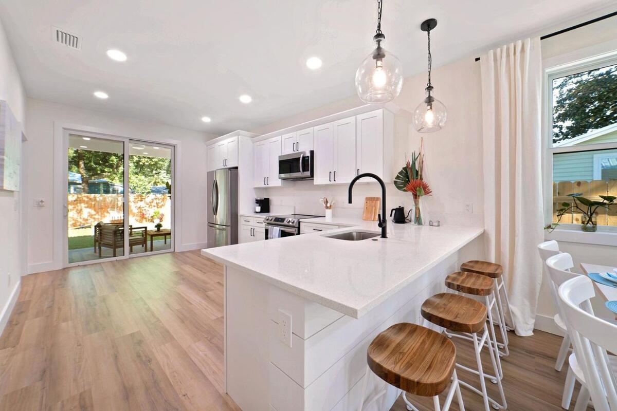 New Coastal 3br Retreat - 1 Mile To Historic Downtown, Short Drive To Beach, Waffle Bar And Patio Holiday home *