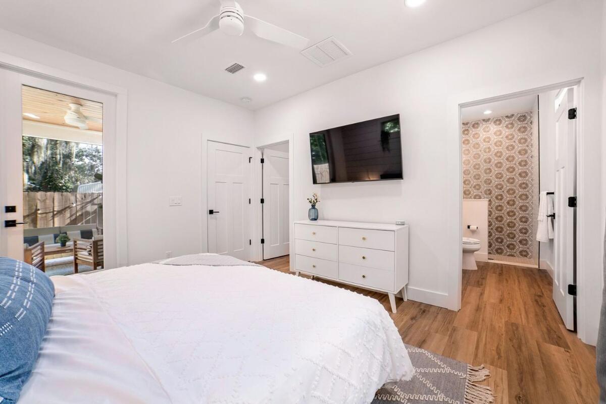New Coastal 3br Retreat - 1 Mile To Historic Downtown, Short Drive To Beach, Waffle Bar And Patio Holiday home *