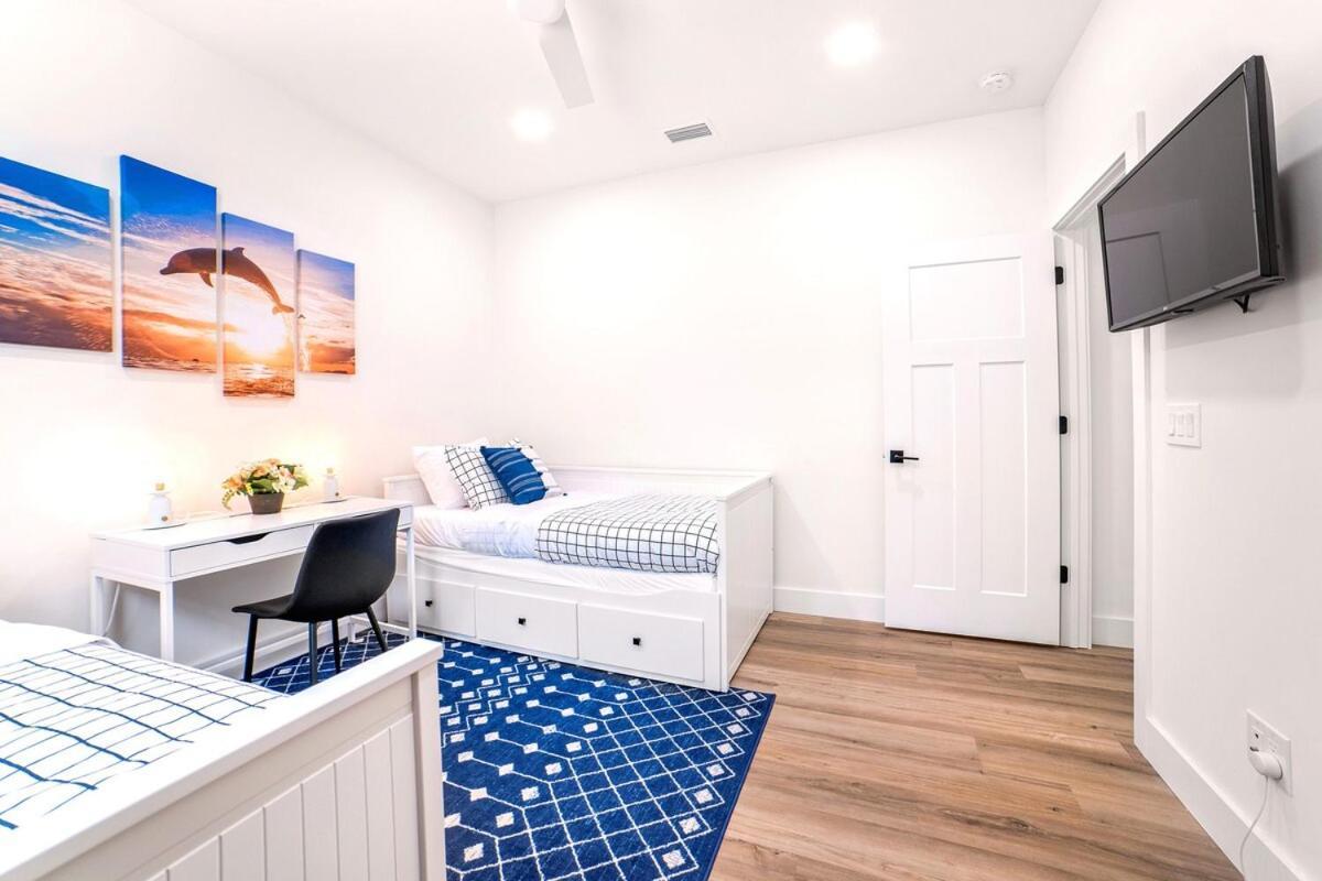 New Coastal 3br Retreat - 1 Mile To Historic Downtown, Short Drive To Beach, Waffle Bar And Patio *