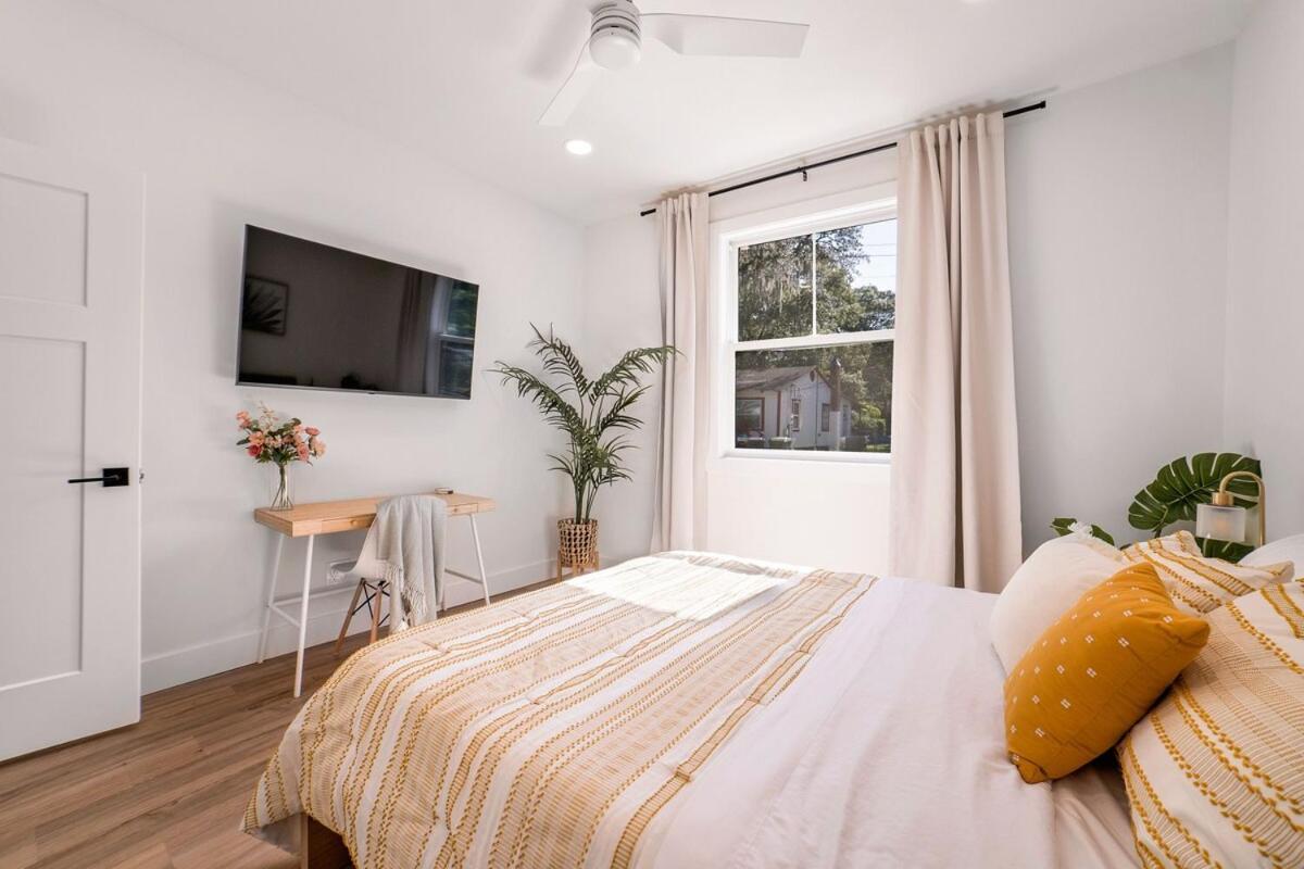 New Coastal 3br Retreat - 1 Mile To Historic Downtown, Short Drive To Beach, Waffle Bar And Patio Holiday home *
