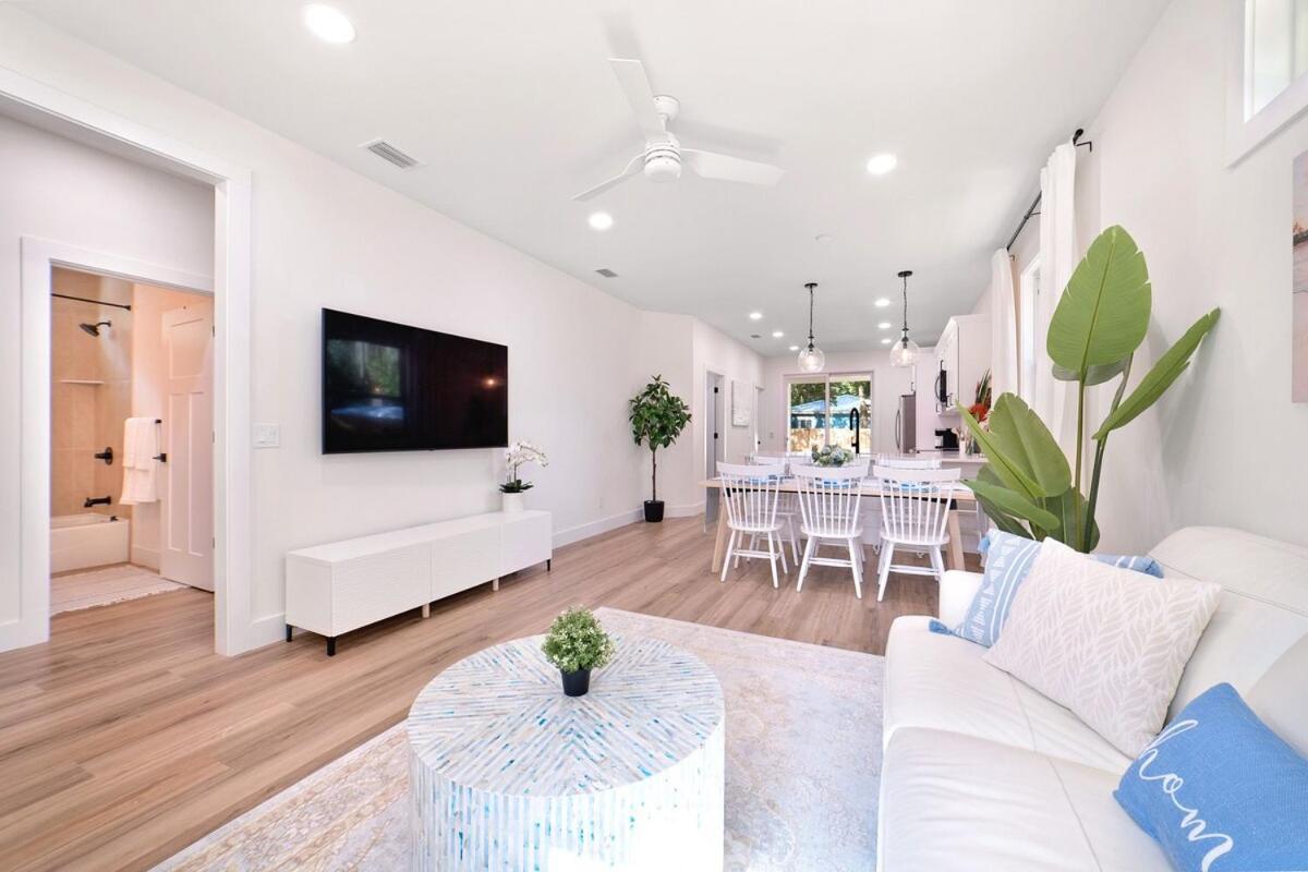 New Coastal 3br Retreat - 1 Mile To Historic Downtown, Short Drive To Beach, Waffle Bar And Patio Holiday home